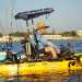 Il Kayak: un monoposto leggero con scafo affusolato che viene spinto con la sola forza delle braccia utilizzando una pagaia a due pale